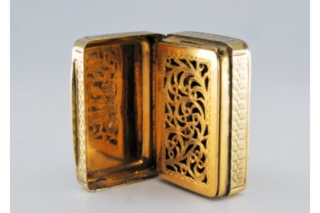 Caixa de Vinagrete em prata e ouro com gravados na tampa e envolvência do período de George IV.